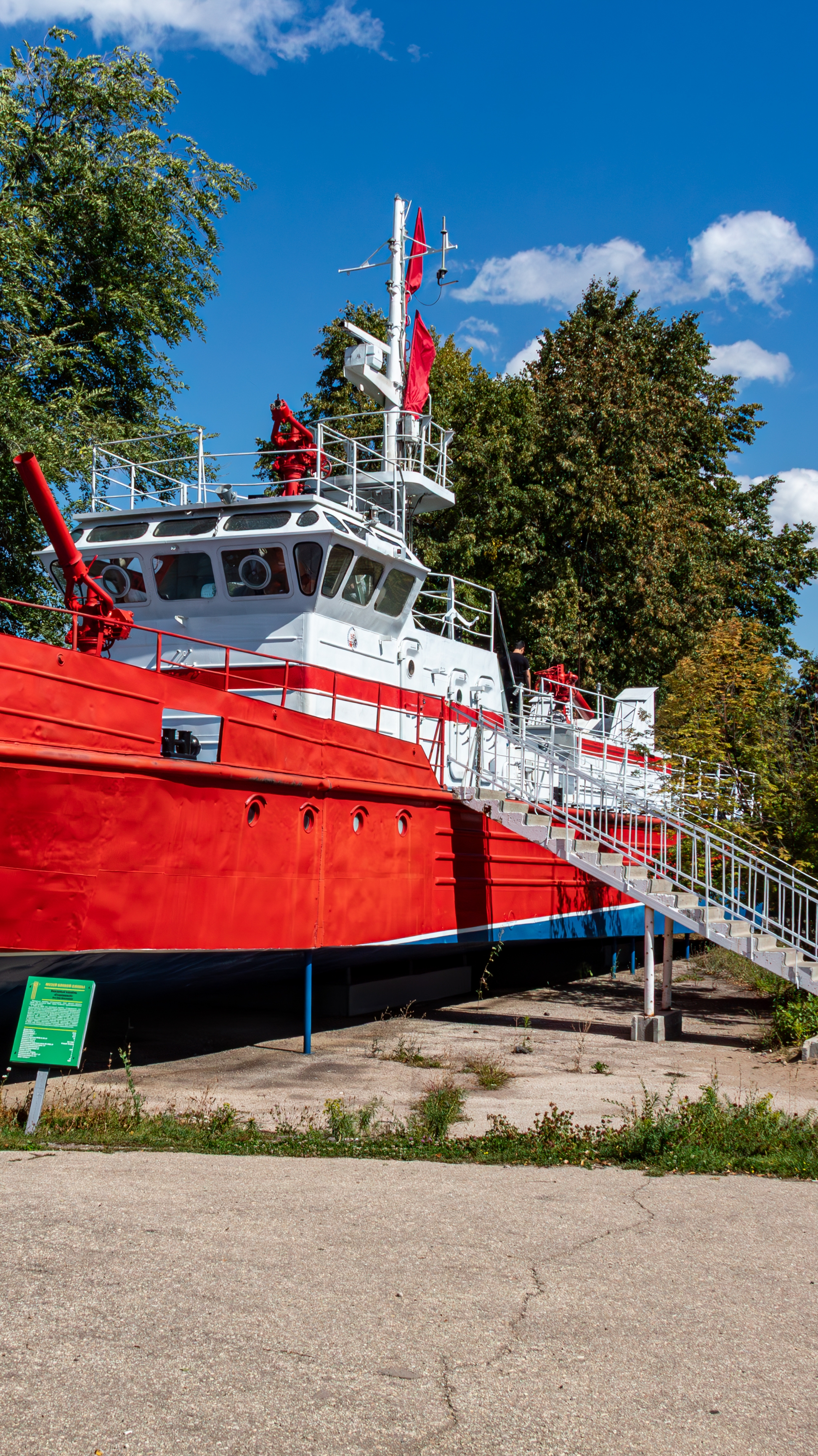 Пожарный катер "Сторожевой" в Саратовском Парке Победы. смотреть онлайн