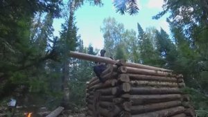 ОДИН СТРОЮ ИЗБУ В ТАЙГЕ. ДВЕ РУКИ И ОДНА ИДЕЯ. ДОБРАЯ ИЗБА СВОИМИ РУКАМИ, СЧАСТЬЕ ПРИВАЛИЛО.