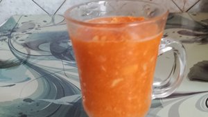 Витаминный коктейль с апельсином и морковью.