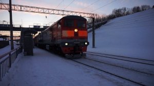 Тепловоз 2ТЭ10М-2360 с контейнерным поездом.