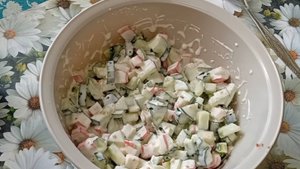 Салат со свежим огурцом и крабовыми палочками. Готовится проще простого, а вкусный очень и легкий.