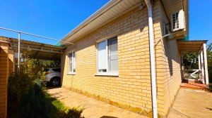 Дом с красивым ландшафтным дизайном на участке