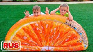 Влад и Ники. Ники играет с надувной игрушечной едой! Веселое видео для детей!
