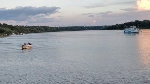 Плавают самые стойкие пассажиры. Холодно.