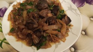 Очень вкусное блюдо — говяжье сердце, приготовленное с луком и зелёным перцем👍😋👌