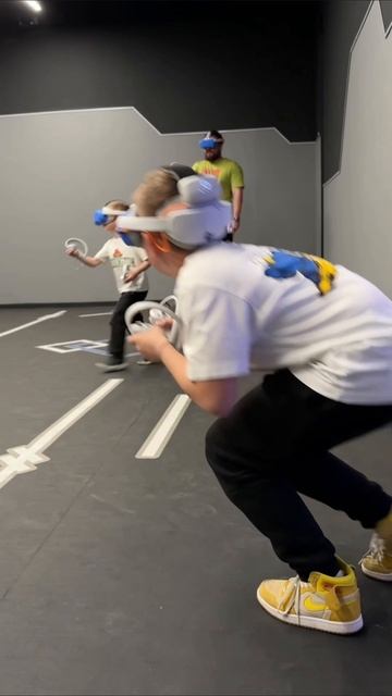 Хочешь поиграть на VR-арене бесплатно? Пиши в комментарии - расскажем как #shorts #mirvr смотреть онлайн