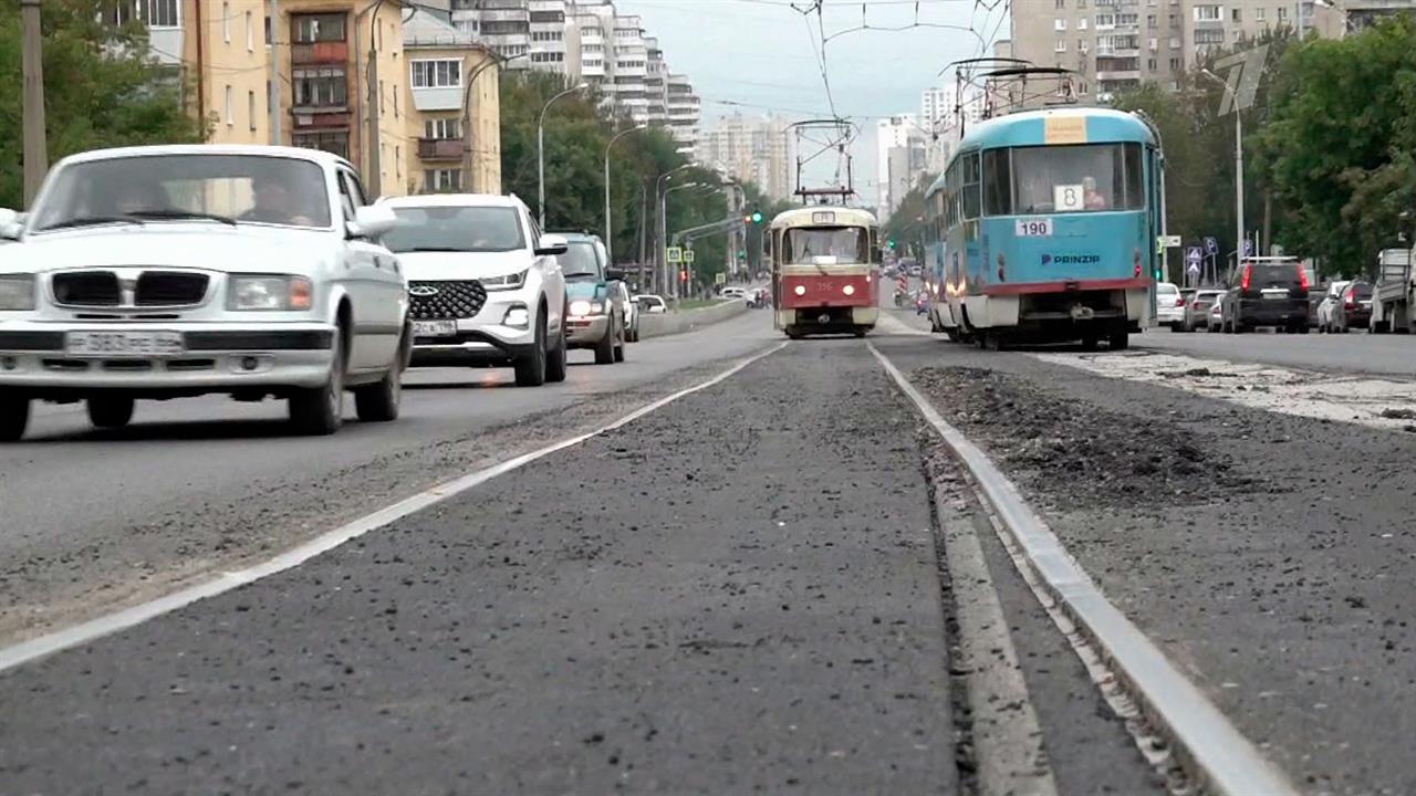 В Екатеринбурге ремонтная бригада посередине дороги заасфальтировала трамвайные пути