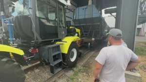 Локотрактор КРТ-1 производства ООО "Ригель АВ-Белгород" передвигает вагоны на жд пути организации