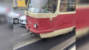 В Екатеринбурге трамвай сошел с заасфальтированных рельсов