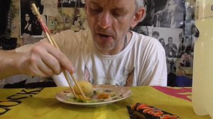 мукбанг картофель отварной с салатом помидоры огурцы и напиток спорт монастырский