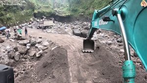 Строительство, экскаватор копает песок