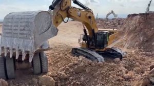 Самосвалы CAT 395, 777