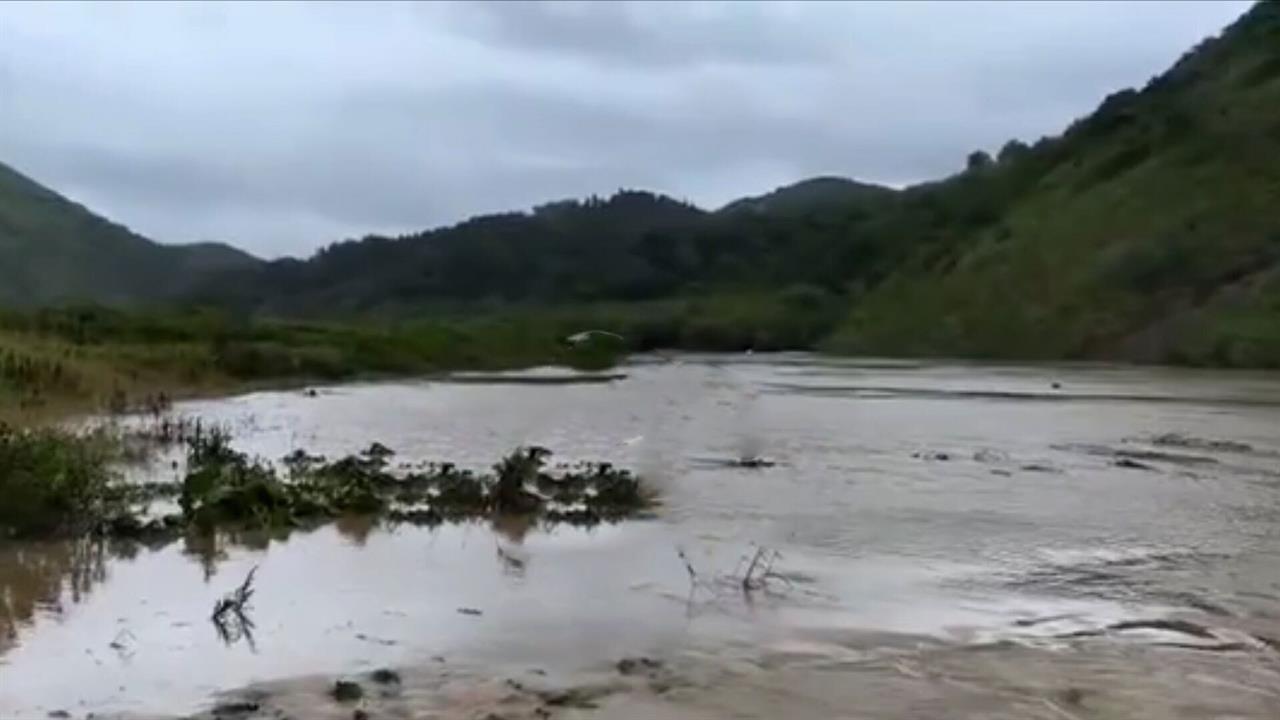 Аварии, разрушенный мост, люди на крышах: кадры последствий ливней на Сахалине