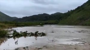 Аварии, разрушенный мост, люди на крышах: кадры последствий ливней на Сахалине