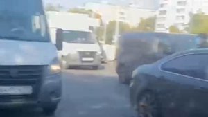 В Москве на Щёлковском шоссе иностранный гражданин, вооруженный ножом, напал на полицейских.⬇️⬇️⬇️