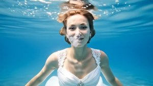 Девушка в свадебном платье плавает под водой. Смотреть видео с красивой девушкой