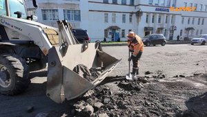 Меняют бордюры, оборудуют парковки: ремонт дороги на проспекте Карла Маркса продолжается