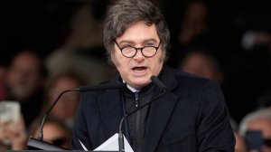 Протестующие закидали камнями и бутылками кортеж президента Аргентины