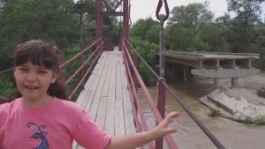 Идем гулять  на реку Уруп. Переходим через мост. Красота Отрадненского района.