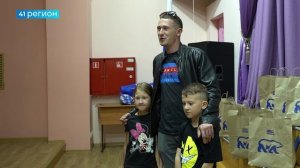 КАНЦЕЛЯРСКИЕ НАБОРЫ ВРУЧИЛИ КАМЧАТСКИМ ШКОЛЬНИКАМ ПЕРЕД 1 СЕНТЯБРЯ • НОВОСТИ КАМЧАТКИ