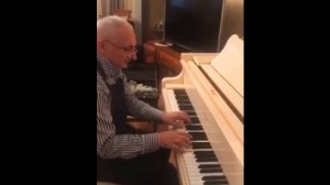 Музыкальный мастер проверяет инструмент после настройки