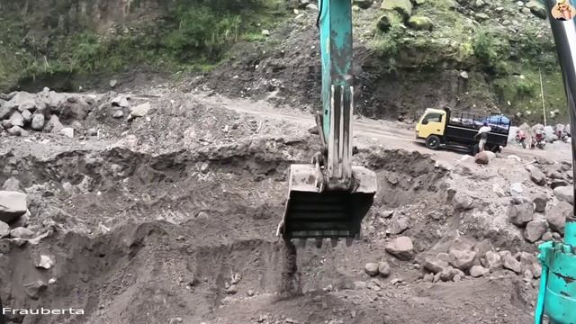Строительство, экскаватор копает песок