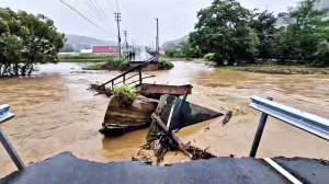 Ударил по Сахалину, идет на Камчатку: в регионе бушует ураган