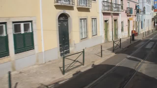 Поездка по центру Лиссабона на старинном трамвае № 28 - вид из окна.