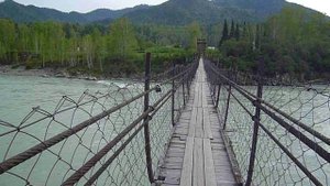 На подвесном мосту через реку Катунь - зимой и летом (Горный Алтай).