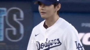 "Футболка Тэхёна:Символ истории K-Pop и спорта! ⚾✨"