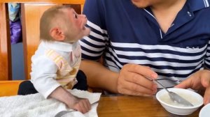 Обезьянка ЛАПОНЬКА помогла папе варить и кушать Ест ложкой ДОБРАЯ СМЕХОТА