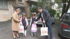 Первоклассникам вручили подарочные наборы к 1 сентября