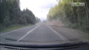 Лесовоз опрокинулся на трассе под Нижним Тагилом