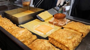 Омлет с сыром, тостом и яйцом (спам, бекон, креветки). Корейская закусочная