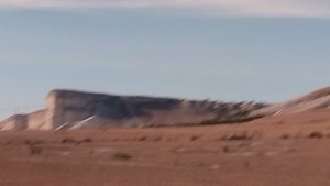 За окном белые скалы