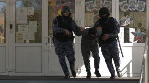 У курганской школы задержали «преступника»