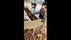 Настройщик фортепиано за работой