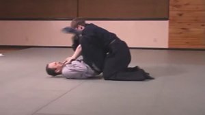 Падение назад с переходом на болевой или удушающий