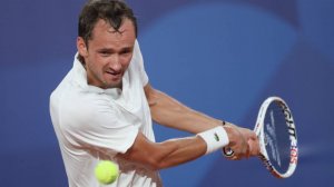 Нервный срыв ценой в 42 тысячи долларов: теннисист Медведев получил штраф