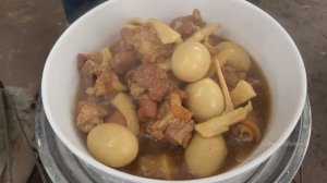 Любимая еда приготовление свиных ножек с побегами бамбука от деревенского шеф-повара