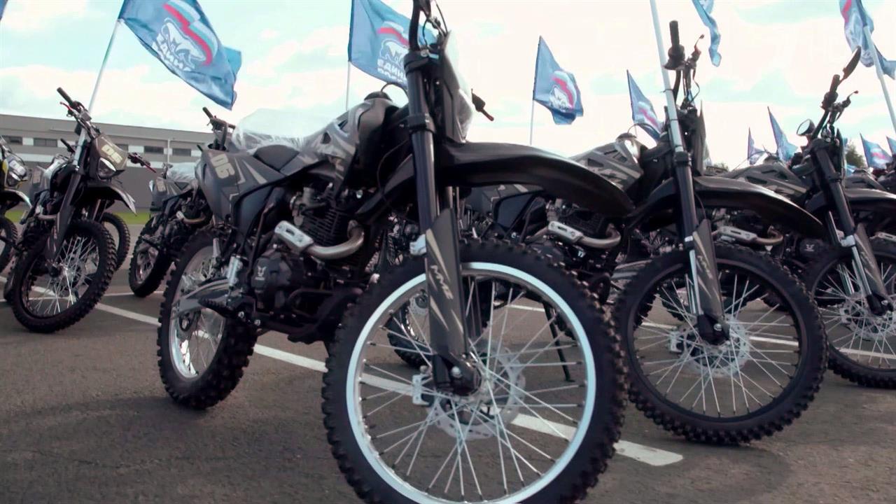 "Единая Россия" и фонд "Ветераны СВО и КТО" передали партию техники в зону проведения СВО