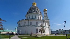 У храма Рождества Христова в Новом Иерусалиме 28 августа