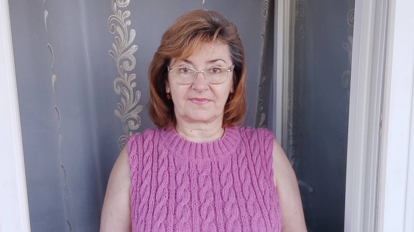 Женский  джемпер. Оформила горловину, примеряю.