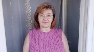 Женский  джемпер. Оформила горловину, примеряю.