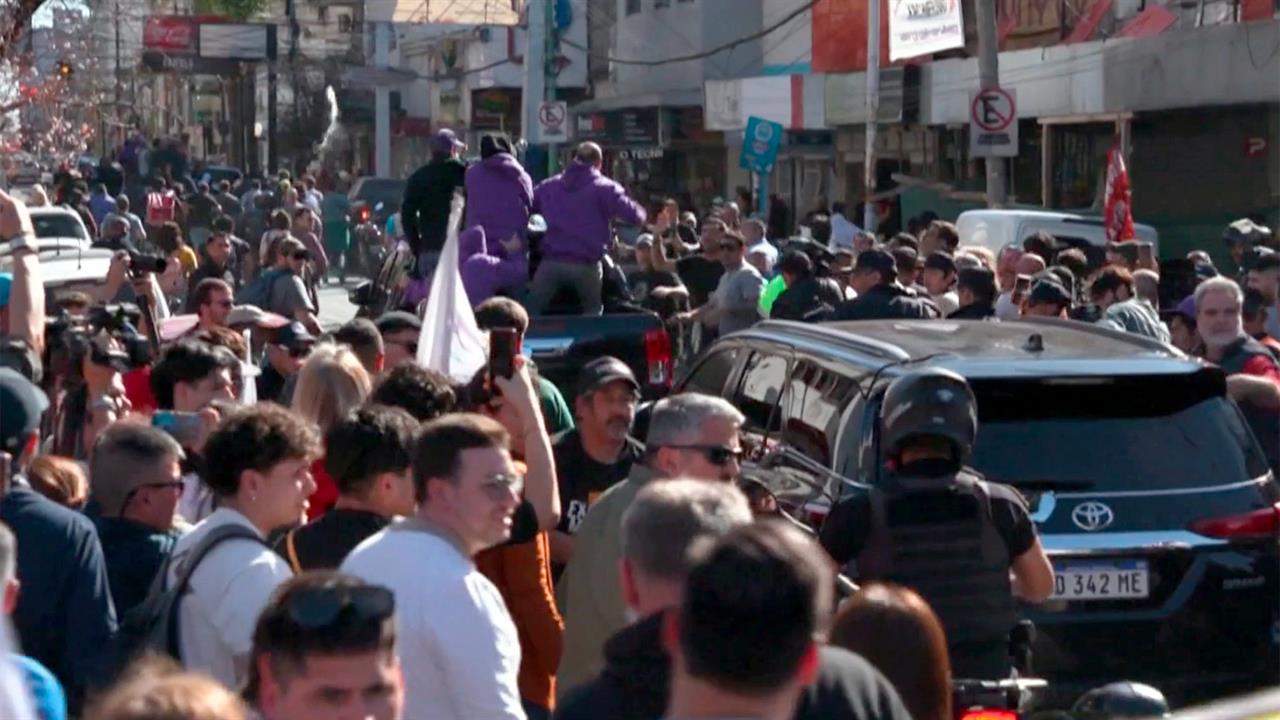 Президента Аргентины забросали камнями во время турне в преддверии парламентских выборов