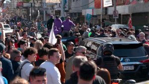 Президента Аргентины забросали камнями во время турне в преддверии парламентских выборов