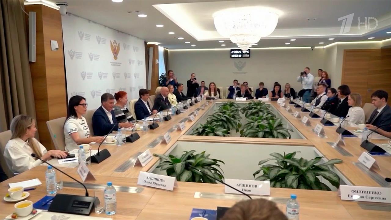 Министр просвещения С. Кравцов провел встречу со школьниками, которые набрали 300-400 баллов на ЕГЭ.