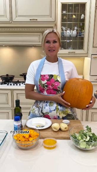 Салат из запеченной тыквы, груши и сыра «фета»