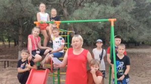 Волонтеры из Ленобласти доукомплектовали детскую площадку в Амвросиевском округе