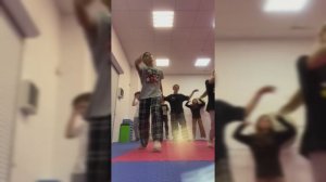 Даша учится танцевать